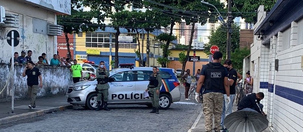 Equipes das polícias Militar e Civil foram acionadas para um caso de assassinato ocorrido em um assalto, na Zona Oeste do Recife — Foto: Meiry Lanunce/TV Globo 