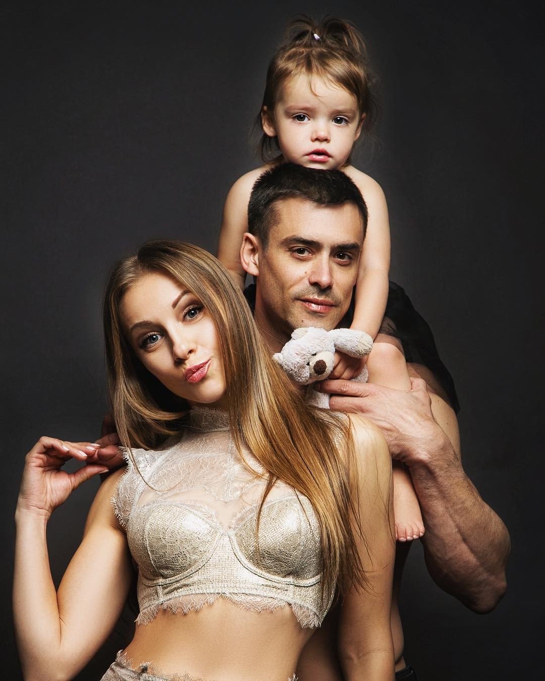 Arnaud com a filha mais nova e a esposa Inna Gorelova, (Foto: reprodução/ instagram)