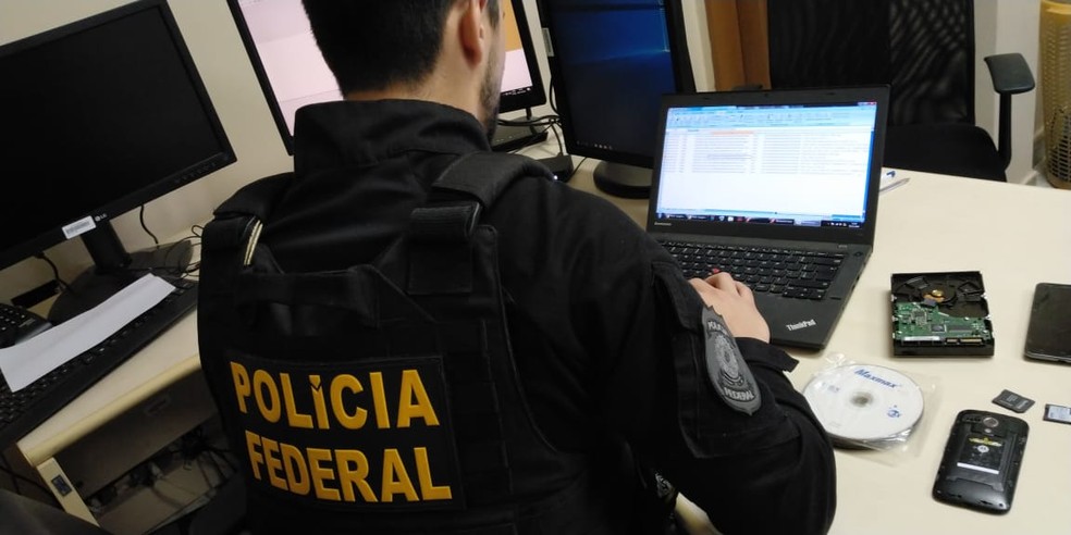 Cerca de 40 policiais federais cumprem os mandados de busca e apreensão — Foto: Polícia Federal/ Divulgação 
