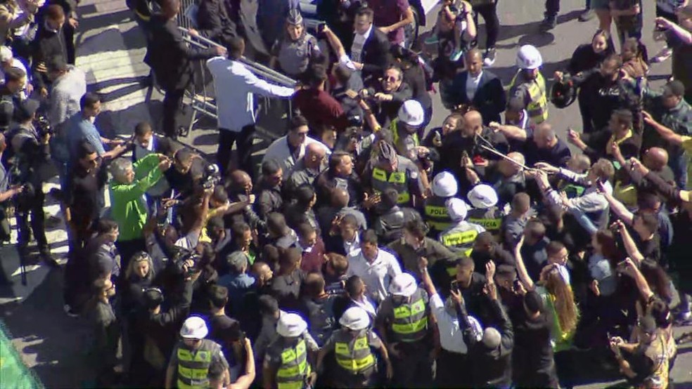 Bolsonaro em passeio de motocicletas organizado por seus apoiadores, nesta sexta-feira (15) — Foto: Reprodução/TV Globo