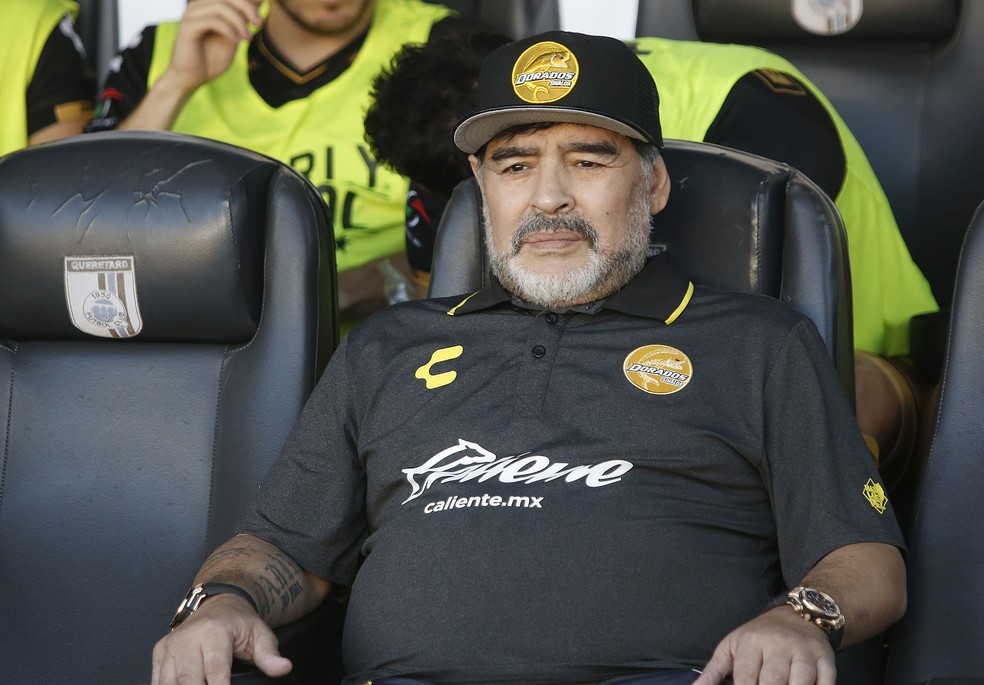 Maradona no banco de reservas do Dorados de Sinaloa — Foto: EFE/Enrique Contla