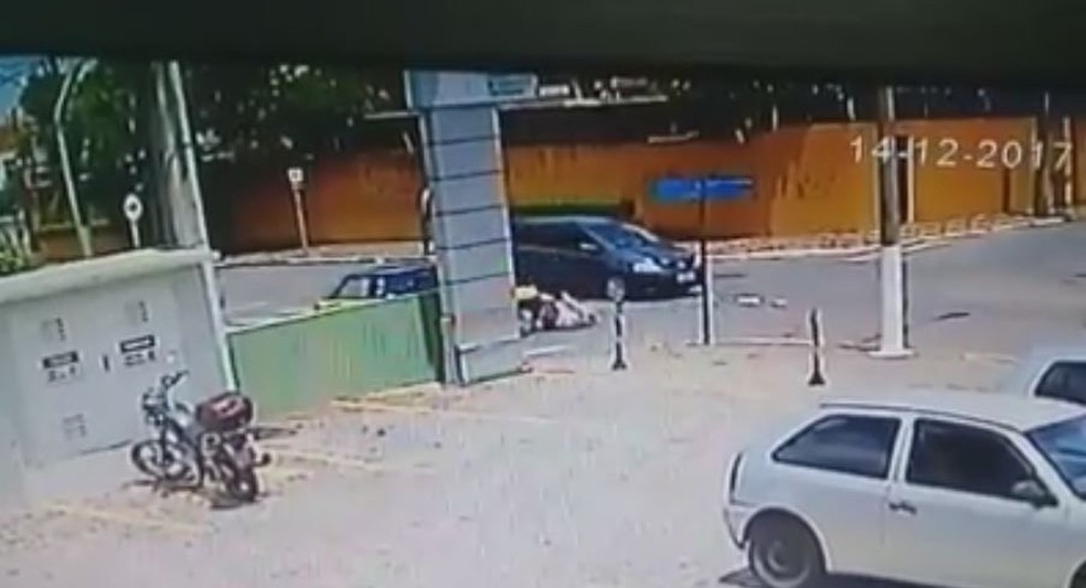 Atropelamento aconteceu no Centro de Itapetininga (Foto: Reprodução/Câmera de segurança)