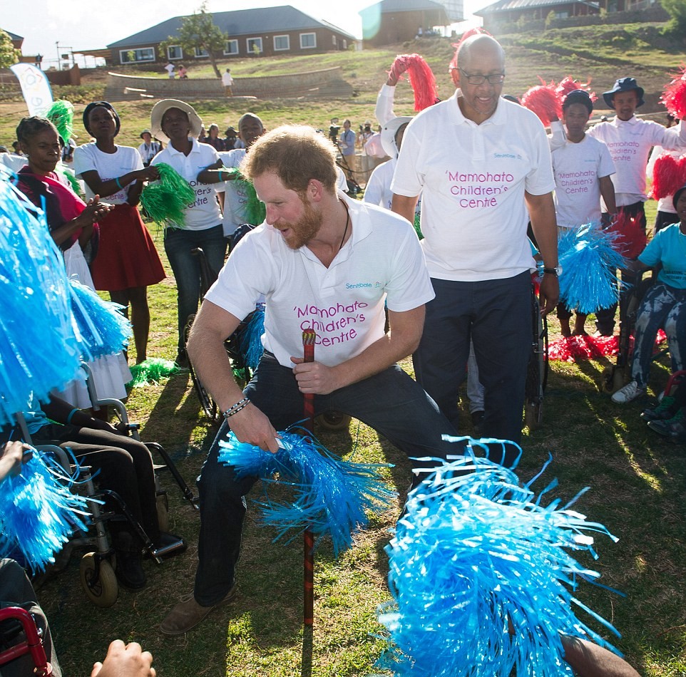 Príncipe Harry dança durante visita ao centro infantil Sentebale Mamohato (Foto: Reprodução)