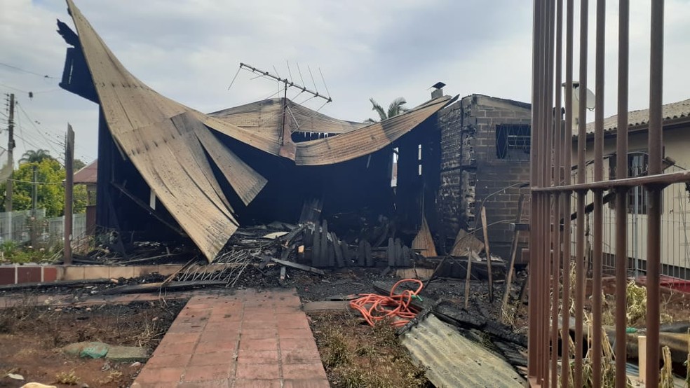 Casa onde a idosa de 83 anos morava foi incendiada após assalto — Foto: Francieli Alonso/RBS TV