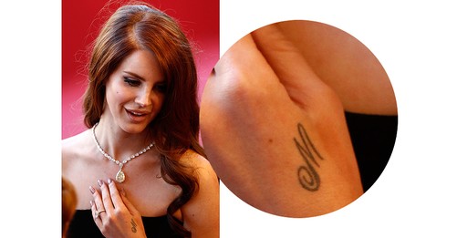 A cantora Lana Del Rey tatuou um M estilizado em sua mão (Foto: Getty Images)