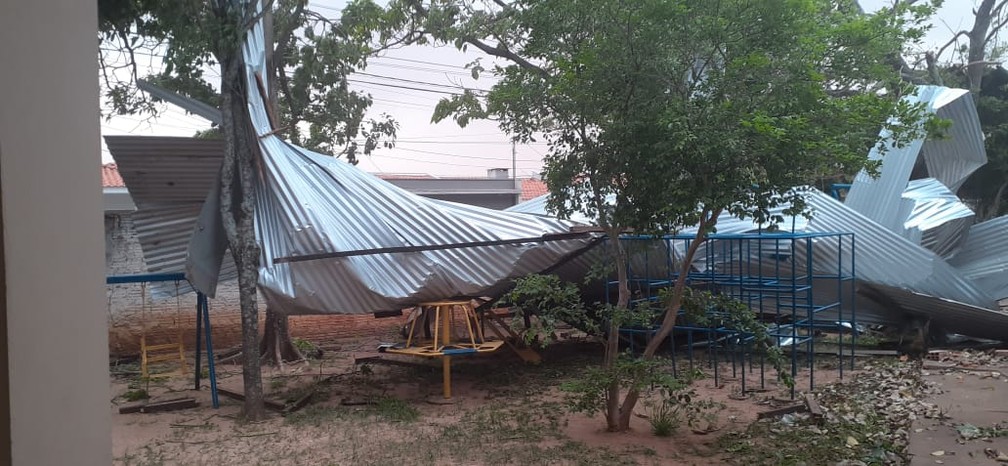 Tempestade de poeira causou estragos à Associação Filantrópica de Proteção aos Cegos de Presidente Prudente (SP) nesta sexta-feira (1º) — Foto: Eliete Margutti