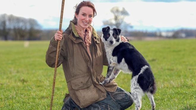 BBC: Emma Gray treina 20 cãs pastores em tempo integral na fazenda dela (Foto: GLEN MINIKIN VIA BBC)