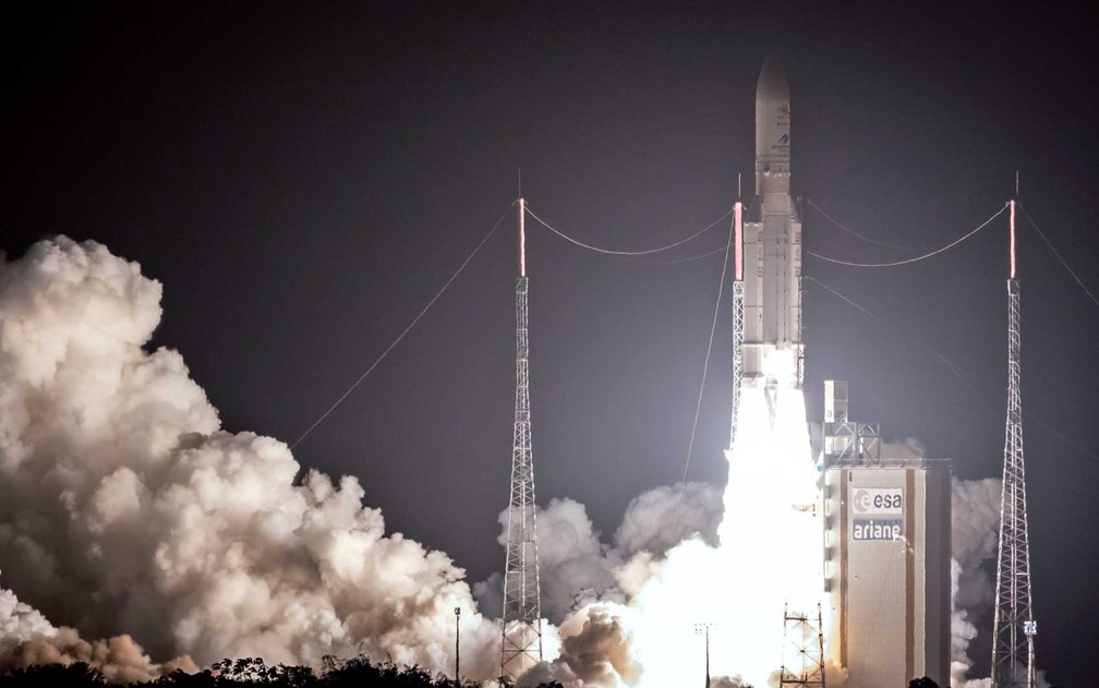 Foguete Ariane 5 decola de sua plataforma de lançamento em Kourou, no Centro Espacial Europeu, na Guiana Francesa — Foto: Jody Amiet / AFP