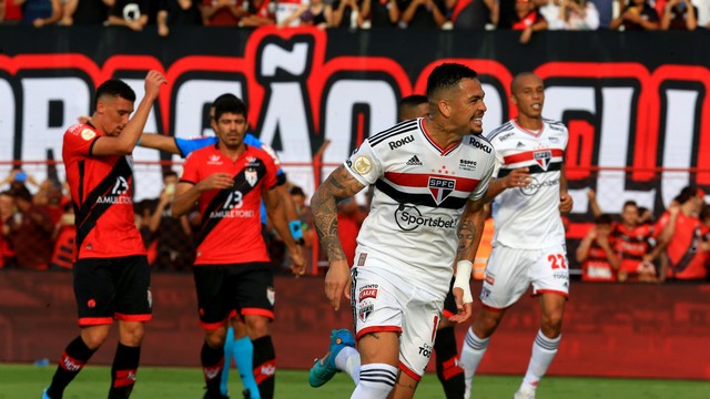 Luciano comemora em Atlético-GO x São Paulo