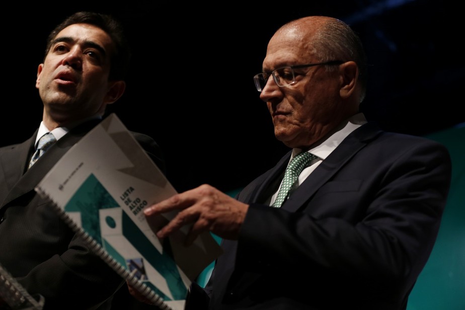 O presidente do TCU, ministro Bruno Dantas, com o vice-presidente eleito Geraldo Alckmin