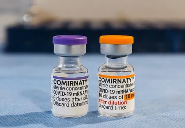 Diferença na cor dos frascos da vacina da Pfizer ajuda a evitar confusões na hora de aplicar a dose em crianças ou adultos (Foto: GETTY IMAGES via BBC Brasil)