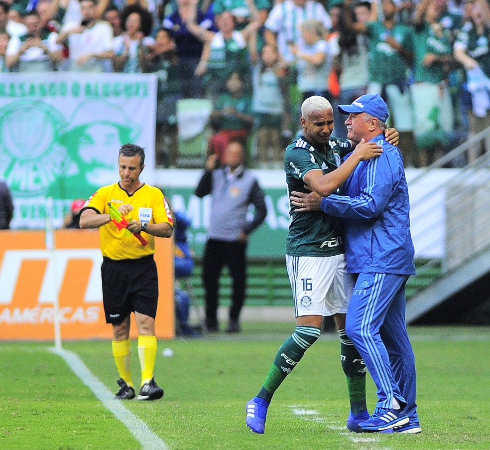 Deyverson comemora com Felipão após gol do Palmeiras (Foto: Marcos Ribolli/Globoesporte.com)