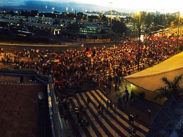 Manifestantes realizam ato pró-governo em frente ao Ticen, em Florianópolis (Foto: Kíria Meurer/RBS TV)