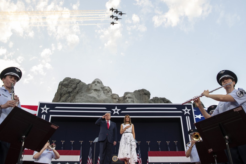 Donald Trump, acompanhado pela primeira-dama Melania Trump, durante o hino nacional no Memorial Nacional Monte Rushmore, sexta-feira, 3 de julho de 2020  &mdash; Foto: Alex Brandon/AP