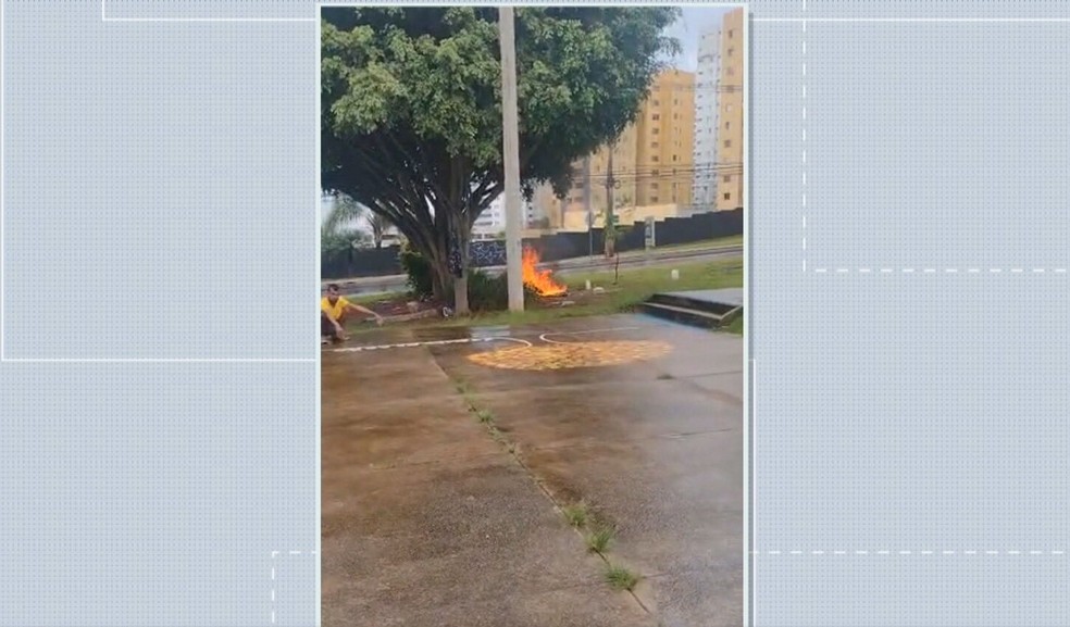 Morador de Águas Claras, no Distrito Federal, ateou fogo na barraca de uma pessoa em situação de rua — Foto: Reprodução/TV Globo