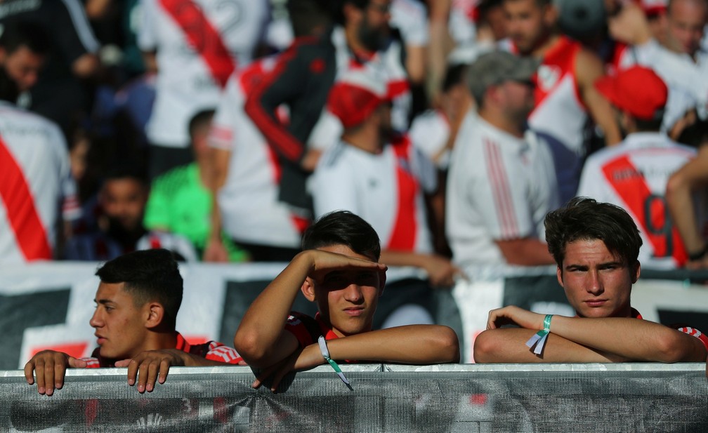 Torcida do River Plate esperou por horas até confirmação do adiamento — Foto: REUTERS/Marcos Brindicci