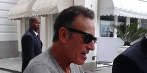Bruce Springsteen atende fãs na saída do hotel (VC no G1)
