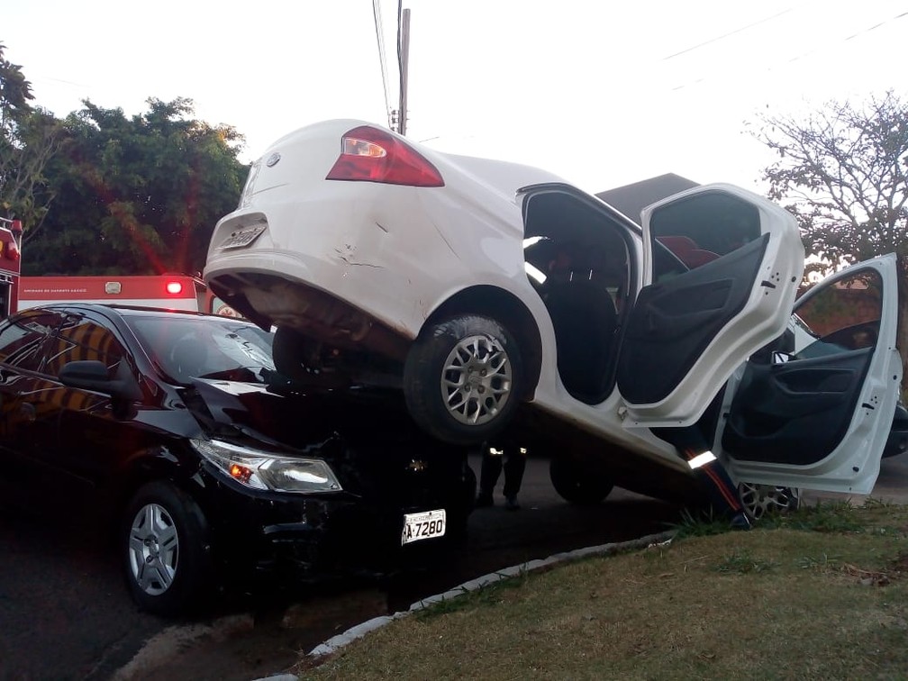 ApÃ³s batida, um carro ficou sobre o outro  (Foto: David Melo/TV Morena)