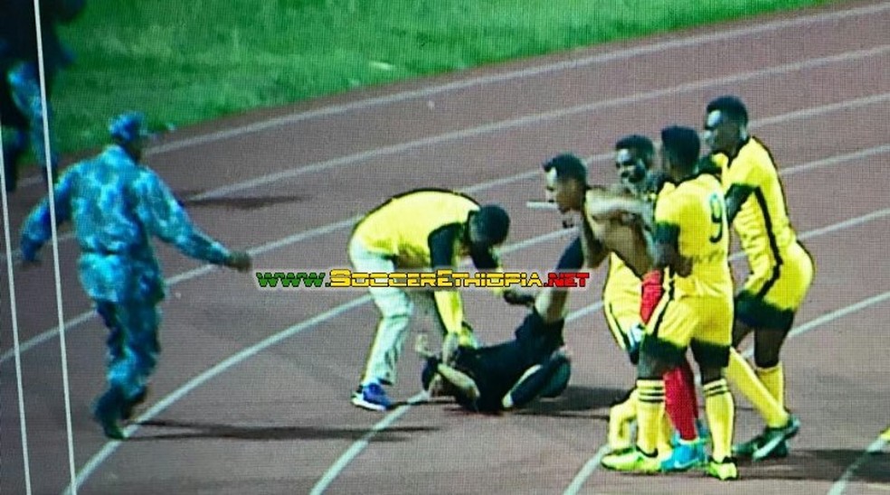 Árbitro é espancado após validar gol polêmico na Etiópia (Foto: Reprodução/ETV)