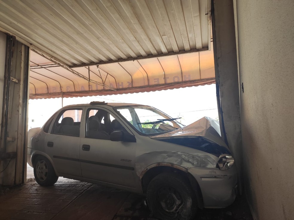 Carro ficou atravessado na entrada da garagem do hotel — Foto: Marília Marques/ G1