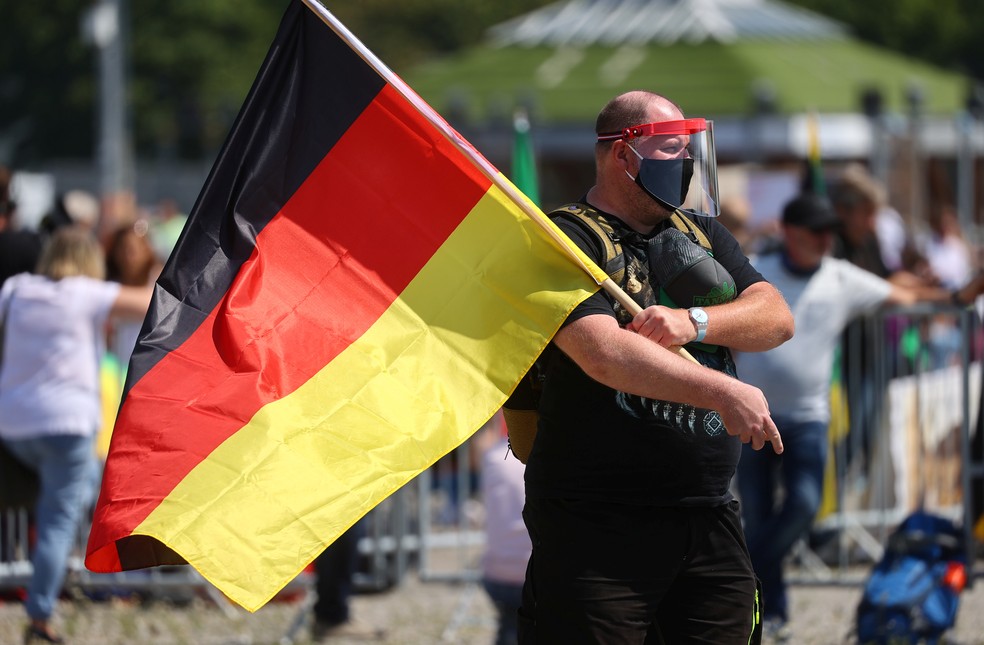 Manifestante protesta contra medidas de isolamento em Stuttgart, na Alemanha. — Foto: Kai Pfaffenbach/Reuters