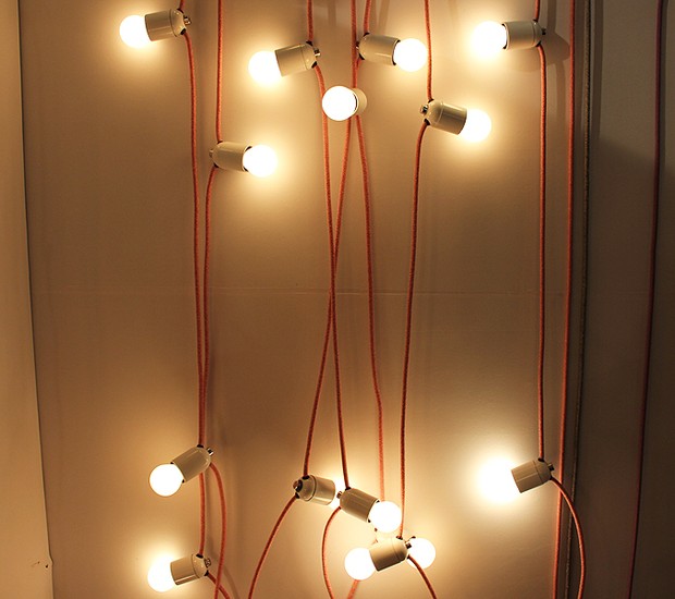 A Licht Design trouxe para a Paralela Gift suas luminárias com cabos elétricos revestidos de algodão e poliéster. Todas as peças são artesanais. www.lichtdesign.com.br (Foto: Casa e Jardim)