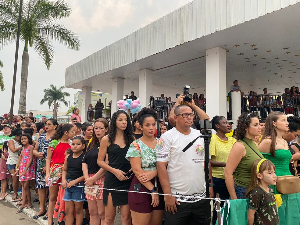Moradores de Cruzeiro do Sul acompanham o desfile cívico nesta quarta-feira (7) — Foto: Bruno Vinícius/Rede Amazônica Acre