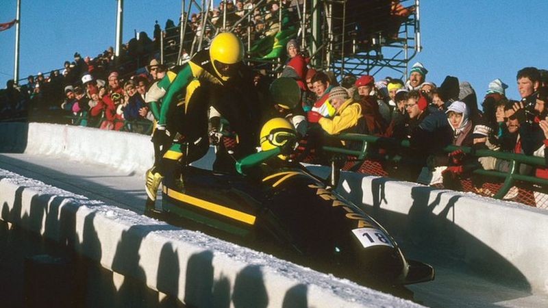 A surpreendente participação da Jamaica nos Jogos de Inverno de 1988 ficou imortalizada no filme 'Jamaica Abaixo de Zero' (Foto: Getty Images via BBC News)