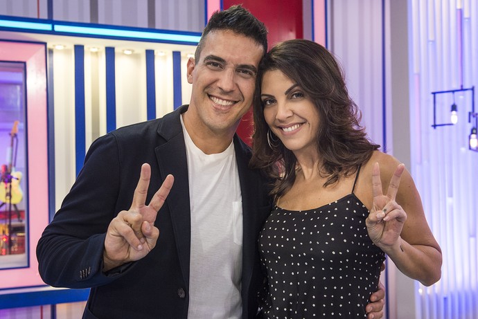 André Marques e Talita posam nos estúdios da segunda edição do programa (Foto: CGcom)