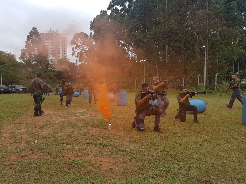 Policiais durante treinamento de alto risco (Foto: Divulgação/Polícia Militar )