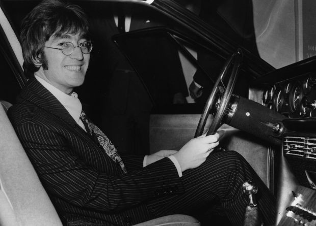John Lennon em seu Austin Princess 1956 (Foto: Getty Images)