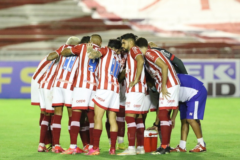 Camutanga celebra marca de 100 jogos com a camisa do Náutico