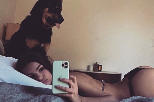 A modelo Emily Ratajkowski com seu cachorro durante a quarentena (Foto: Instagram)