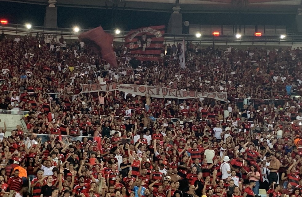 Faixa em protesto &agrave; ditadura militar no Brasil em jogo do Flamengo &mdash; Foto: Reprodu&ccedil;&atilde;o