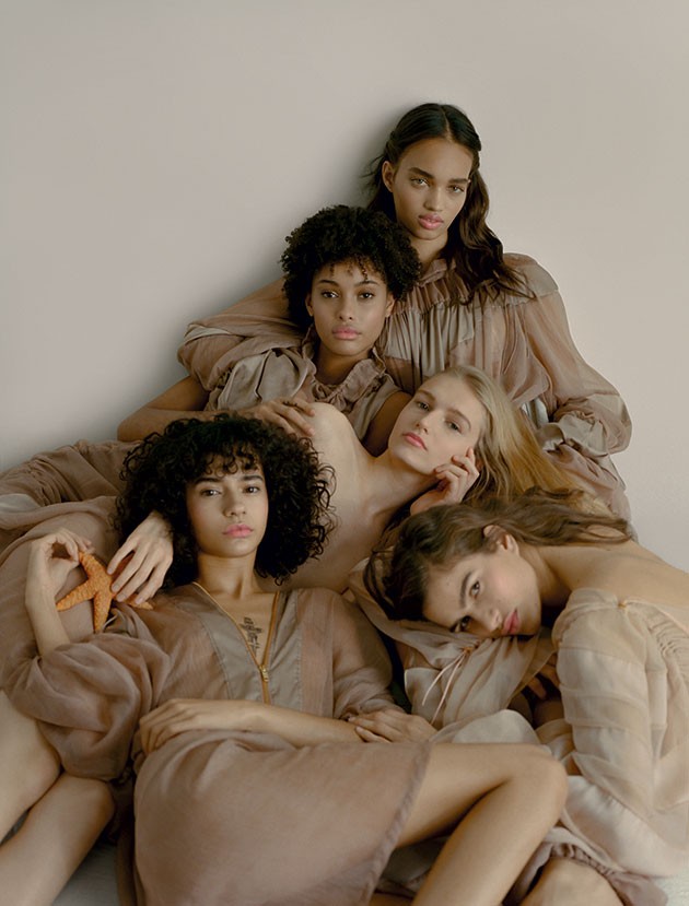 Ellen Rosa, Fernanda Oliveira, Samile Bermannelli, Mia Brammer e Linda Helena vestem Valentino na capa da edição de abril da Vogue Brasil. (Foto: Arquivo Vogue/ Zee Nunes)