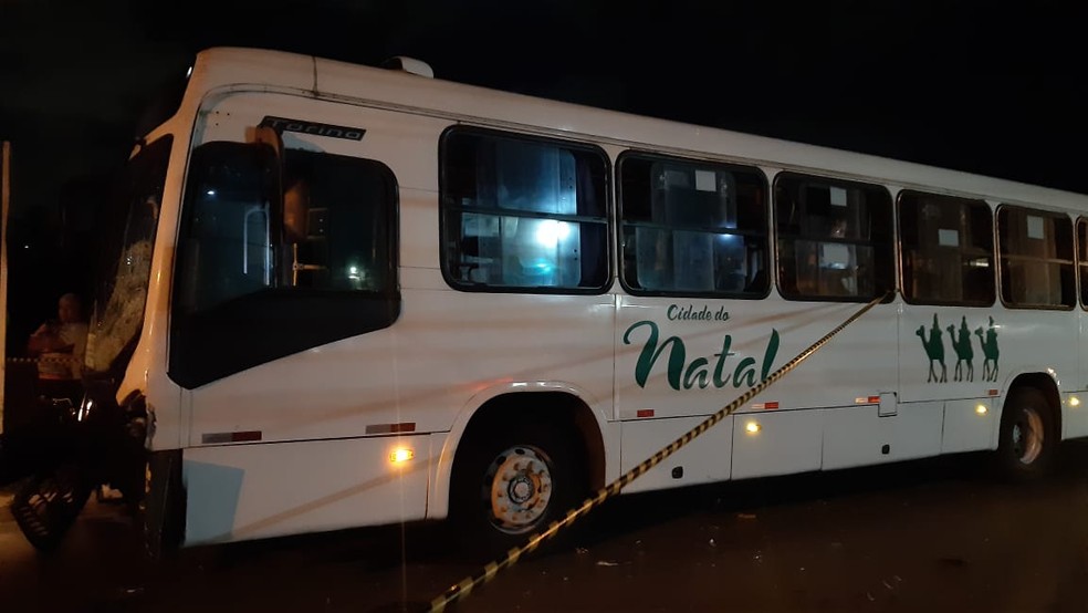 Ônibus da linha 33 estava sem passageiros na hora do acidente na Zona Oeste de Natal. — Foto: Sérgio Henrique Santos/Inter TV Cabugi