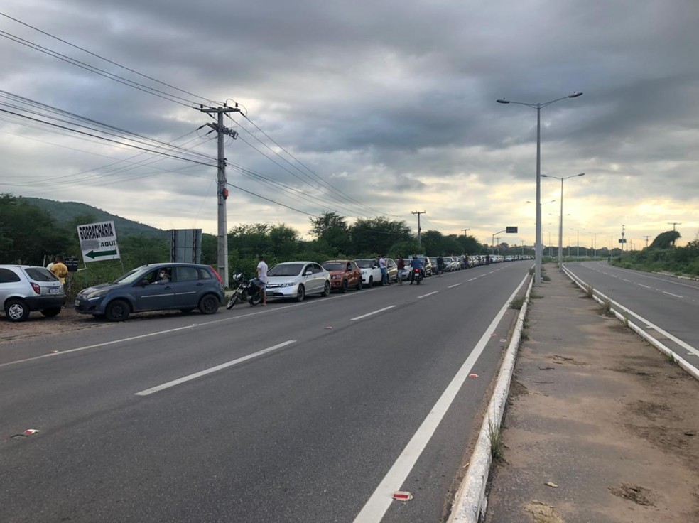 Condutores formam fila de mais de um quilômetro para abastecer em posto com gasolina a preço de custo em Juazeiro do Norte, no Ceará. — Foto: Patrícia Silva/ SVM