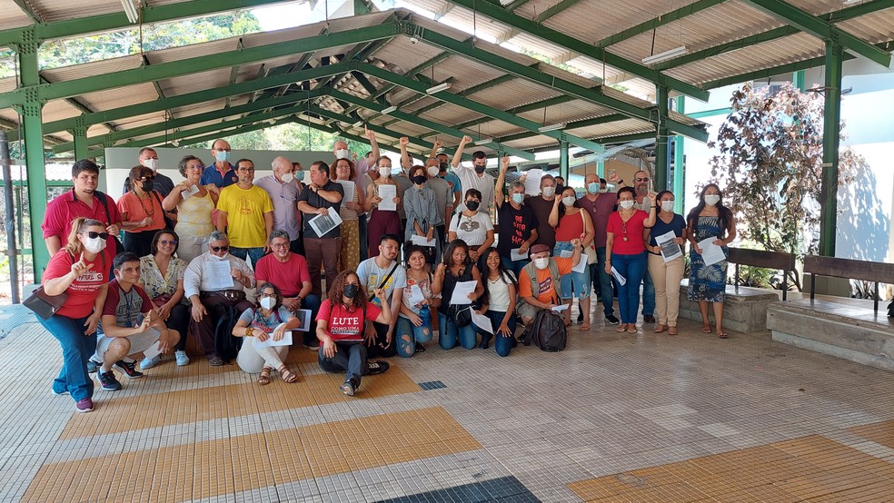 Ato pela democracia em Manaus reuniu professores e estudantes da Ufam nesta quinta-feira (11).  — Foto: Derick Silva/Rede Amazônica