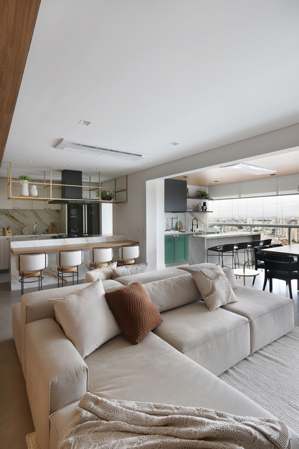 Apartamento de 120 m² exibe painéis de madeira amplos e boiseries (Foto: Mariana Orsi)