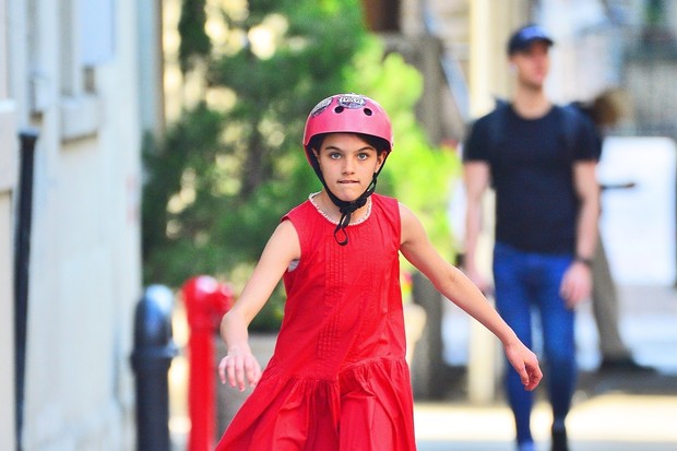 New York, NY  - *EXCLUSIVE*  - Suri Cruise has her nanny teach her how to rollerblade on the streets of NYC.Pictured: Suri CruiseBACKGRID USA 16 MAY 2019 USA: +1 310 798 9111 / usasales@backgrid.comUK: +44 208 344 2007 / uksales@backgrid.c (Foto: Jawad Elatab / BACKGRID)