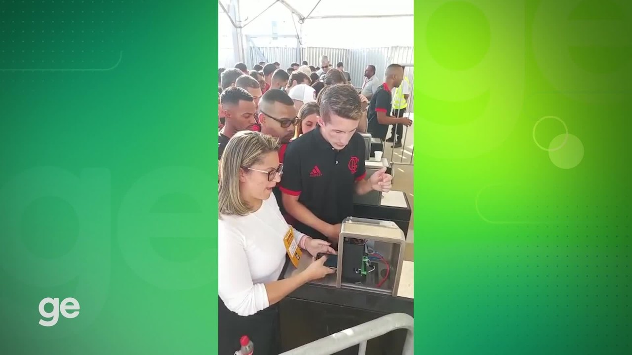 Torcedores do Flamengo reclamam de dificuldades para entrar no Mineir&atilde;o