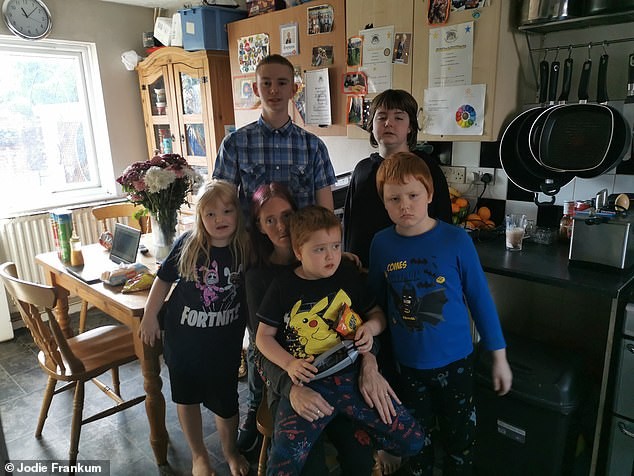 Mãe se recusa a mandar os cinco filhos para a escola (Foto: Reprodução/Daily Mail)