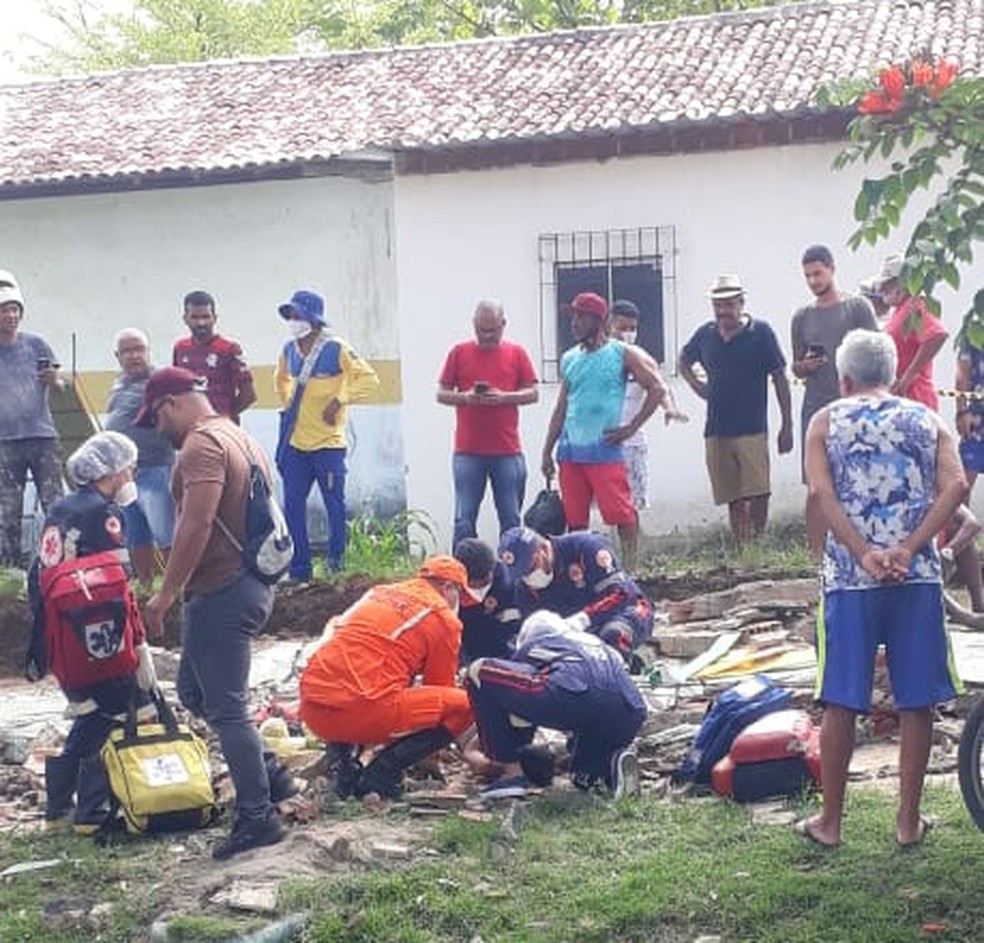 whatsapp-image-2021-10-16-at-14.20.21 Homem atingido por muro de escola no sul da Bahia morre após ser socorrido para hospital; filho dele também foi vítima