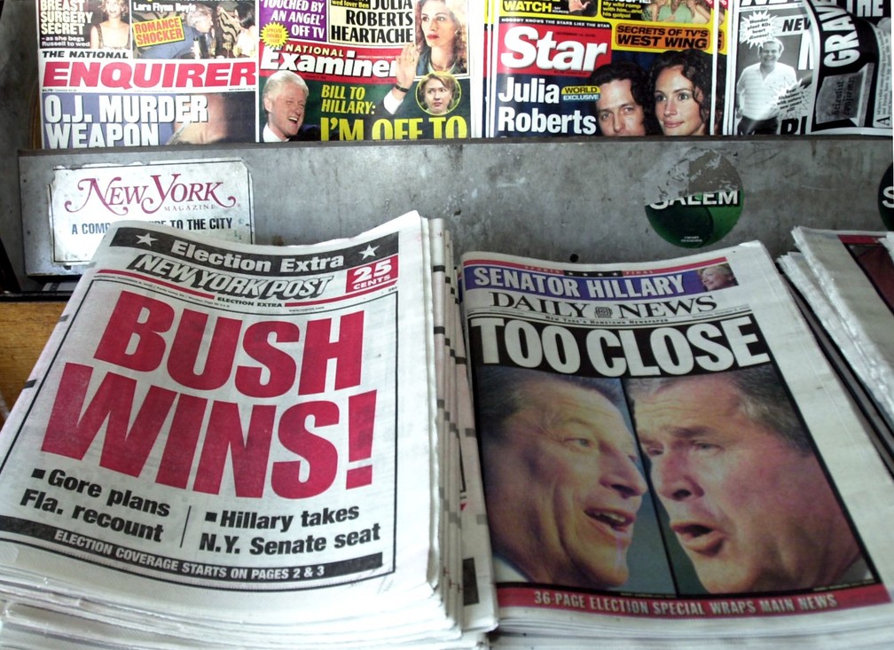 Jornais destacam a vitória apertada de Bush sobre Al Gore nas eleições de 2000 — Foto: Henny Ray Abrams/AFP/Arquivo