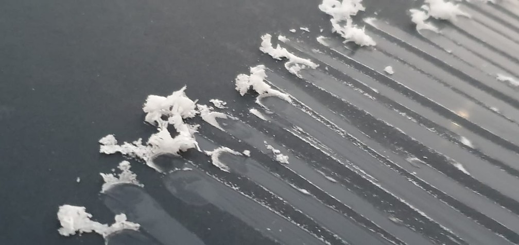 Superfície do carro ficou coberta com uma fina camada de gelo em São Joaquim — Foto: Mycchel Hudsonn Legnaghi/São Joaquim Online