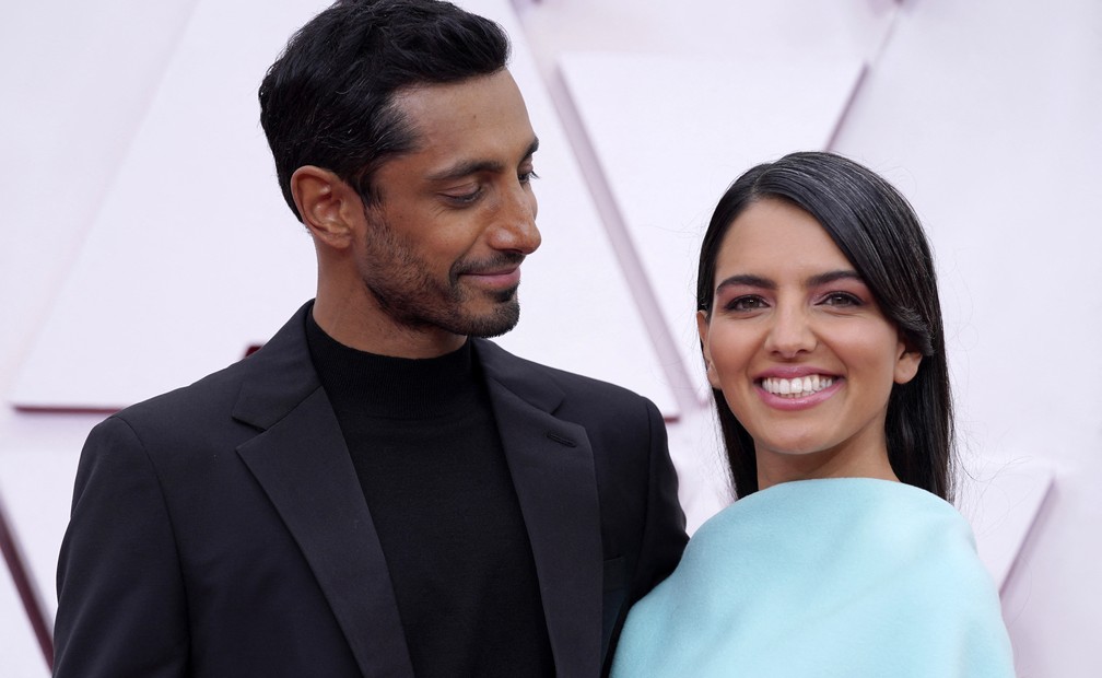 Riz Ahmed e Fatima Farheen Mirza no Oscar 2021 — Foto: AP/Chris Pizzello