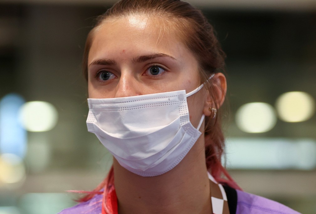 Krystsina Tsimanouskaya, da Bielorússia, é levada à força para o aeroporto de Tóquio — Foto: REUTERS/Issei Kato