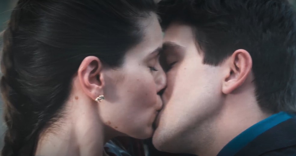Em Amor Perfeito, Marê (Camila Queiroz) e Julio (Daniel Rangel) se beijam na saída do presídio — Foto: Globo