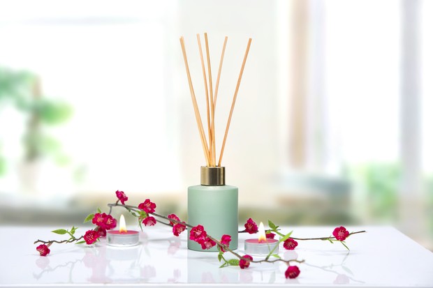 Air freshener,liquid home fragrance in aroma sticks  on table decorated with flowers.House scent,aroma therapy. (Foto: Getty Images/iStockphoto)