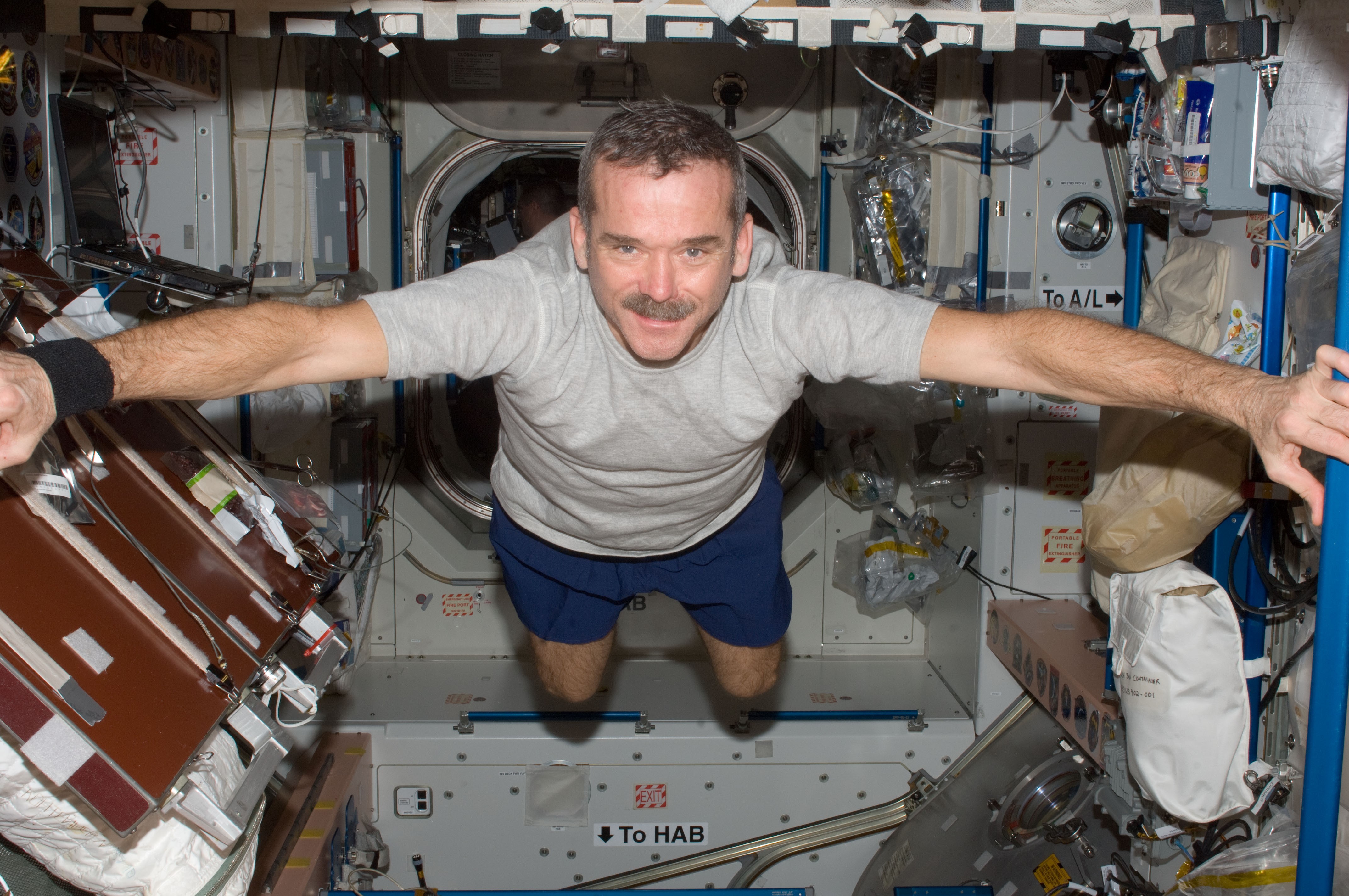 O astronauta da Agência Espacial Canadense, Chris Hadfield, na Estação Espacial Internacional em 2012 (Foto: NASA)